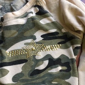 Ladies cammo print henley jersey